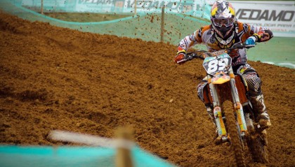 爱游戏-创新足球训练装备引领行业潮流，助推青训发展，足球训练器材套装